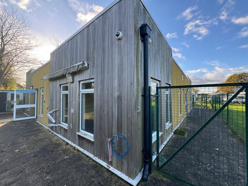 Lot: 74 - SINGLE STOREY DETACHED BUILDING WITH POTENTIAL AND PARKING - Rear and side of property